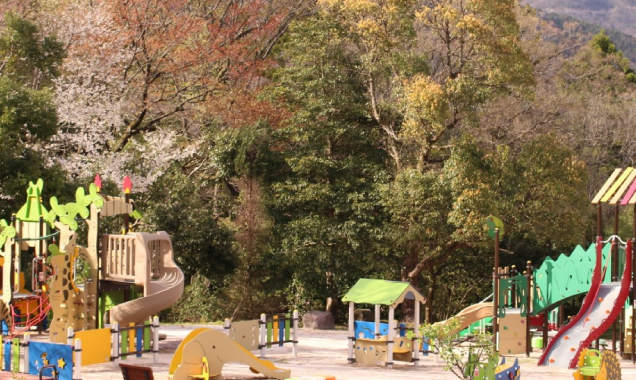 親子で楽しめる遊具のある公園10選